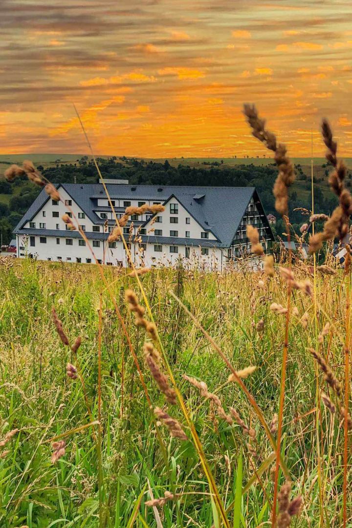 Alpina Lodge Sonnenuntergang über Haupthaus